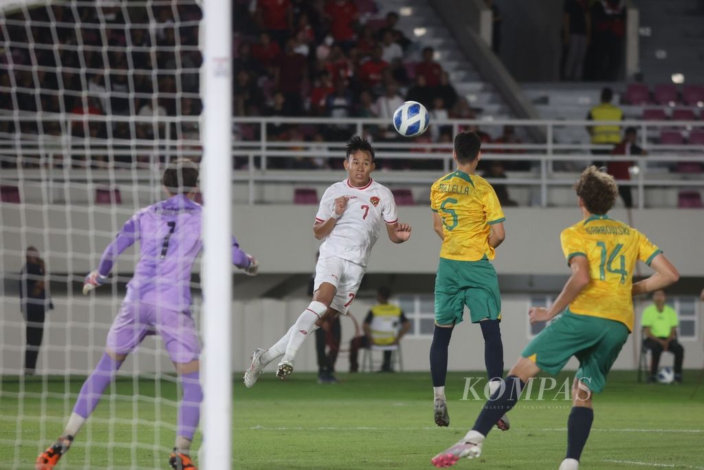 Pemain tim Indonesia U-16, M Zahaby Gholy (7), mencetak gol dalam pertandingan melawan Australia pada babak semifinal Piala AFF U-16 di Stadion Manahan, Surakarta, Jawa Tengah, Senin (1/7/2024). 