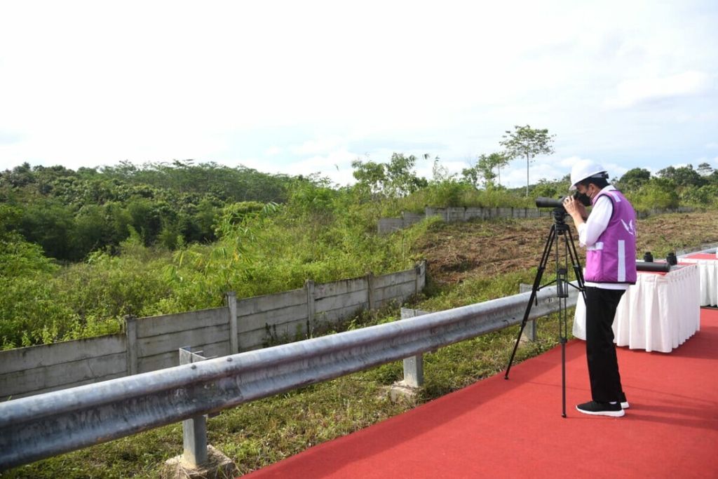 Presiden Joko Widodo meninjau langsung sodetan akses jalan menuju rencana ibu kota negara atau IKN di Provinsi Kalimantan Timur, Selasa (24/8/ 2021). 