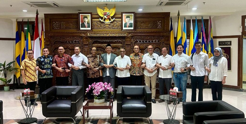 Rektor Universitas Airlangga (Unair) Mohammad Nasih (keenam dari kiri, memakai peci) berfoto bersama dengan sejumlah pihak setelah berdiskusi terkait pemberhentian Dekan Fakultas Kedokteran Unair Budi Santoso, Jumat (5/7/2024), di Surabaya, Jawa Timur. 