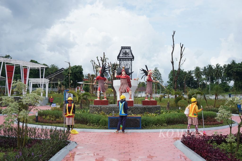 Petugas kebersihan bekerja di area patung kabasaran di area wisata Bendungan Kuwil Kawangkoan di Kecamatan Kalawat, Minahasa Utara, Sulawesi Utara, Rabu (18/1/2023). Kompleks bendungan itu didesain untuk menjadi tempat wisata pula.