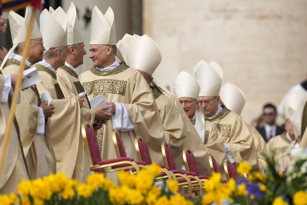 Para kardinal tiba di Lapangan Santo Petrus di Vatikan, Minggu (31/3/2024), untuk mengikuti misa Paskah.