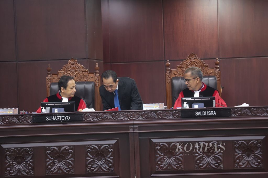 Hakim Konstitusi Suhartono (kiri) dan Saldi Isra (kanan) mengikiti sidang pengujian materi Undang-Undang Pemilihan Umum di Mahkamah Konstitusi, Jakarta, Selasa (1/8/2023).