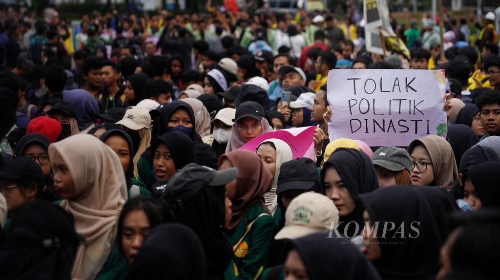 Aksi massa mahasiswa dari Badan Eksekutif Mahasiswa saat menggelar demonstrasi menolak putusan Mahkamah Konstitusi  soal batas usia capres-cawapres, di kawasan Patung Kuda Arjuna Wijaya, Jakarta, Jumat (20/10/2023). 