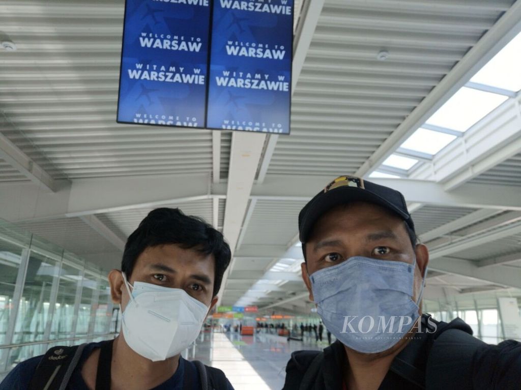 <i>Kompas</i> journalists, Kris Mada (left) and Harry Susilo, arrived at Chopin Airport Warsaw, Poland, Monday (6/6/2022) at around 14.20 local time or 19.20 WIB.