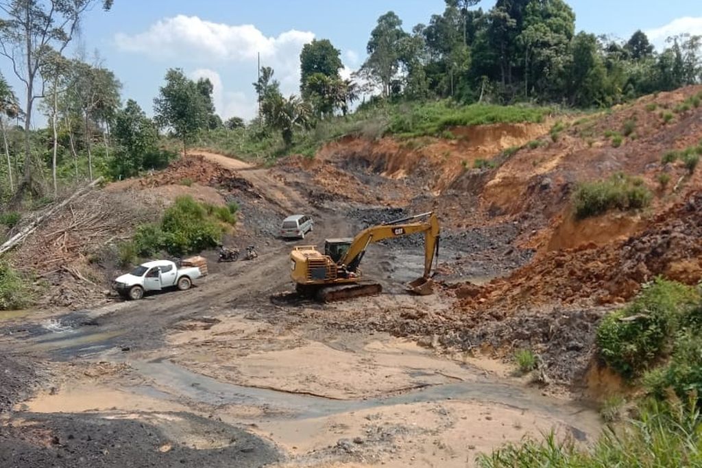Suasana pertambangan batubara ilegal di Desa Suko Mulyo, Kecamatan Sepaku, Kabupaten Penajam Paser Utara, Kalimantan Timur, beberapa waktu lalu. Desa ini terletak sekitar 30 kilometer dari Titik Nol IKN.