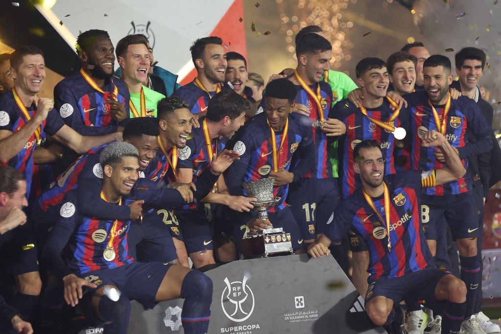 Para pemain Barcelona merayakan kesuksesan mereka merebut trofi Piala Super Spanyol seusai laga final Piala Super Spanyol antara Barcelona dan Real Madrid di Stadion Internasional Raja Fahd di Riyadh, Arab Saudi, Senin (16/1/2023) dini hari WIB. 