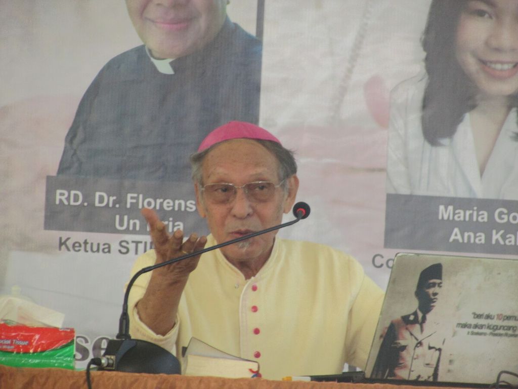 Uskup Agung Kupang Mgr Petrus Turang Pr, Sabtu (20/5/2023). Ia mengajak peserta diskusi dan masyarakat umum untuk berbicara dari hati ke hati demi perdamaian dan kerukunan bersama.
