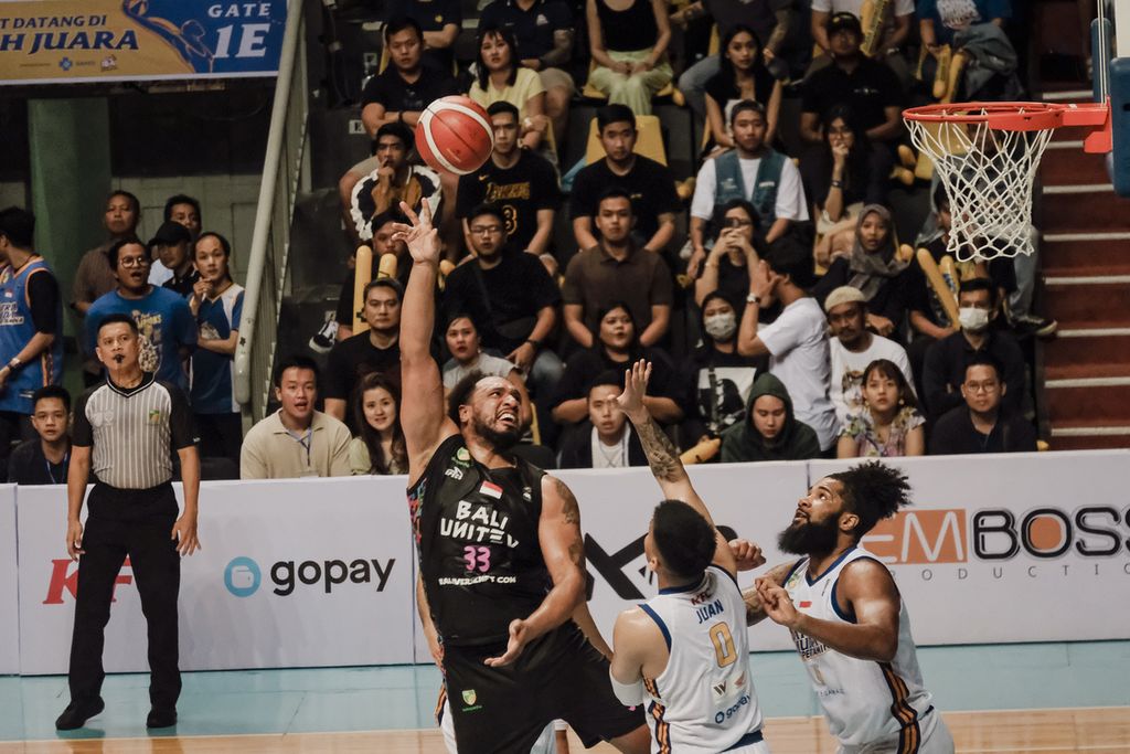 <i>Center</i> asing Bali United Basketball, Dior Lowhorn (kiri), berupaya melepaskan tembakan di tengah penjagaan para pemain Satria Muda Pertamina Jakarta dalam gim kedua perempat final IBL 2023 di Arena BritAma, Jakarta, Sabtu (8/7/2023). Laga itu berakhir dengan kemenangan Satria Muda, 75-67.