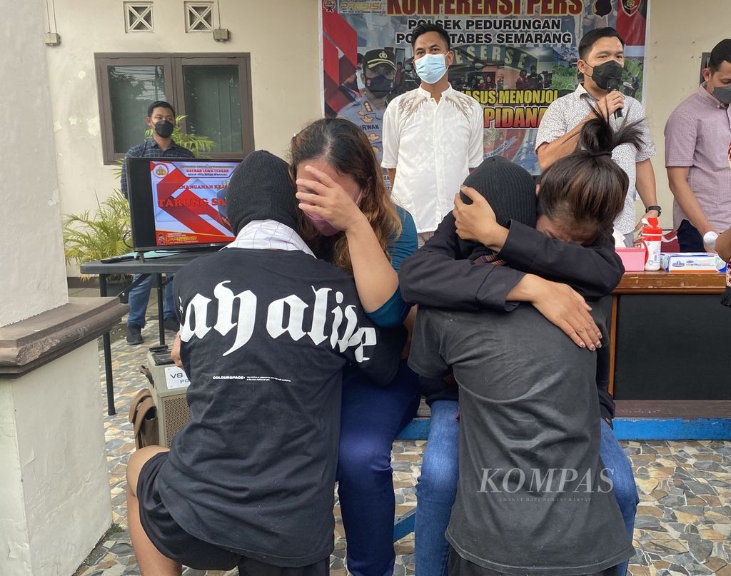 Dua anak menangis sambil memeluk orangtuanya di lobi Markas Kepolisian Sektor Pedurungan, Kota Semarang, Jawa Tengah, Jumat (8/4/2022). Mereka pelaku tawuran menggunakan sarung yang diciduk polisi karena dianggap mengganggu ketertiban umum. 