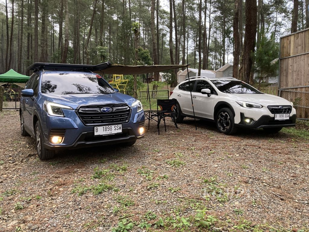 Subaru Forester (kiri) dan Subaru XV saat uji kendara Subaru Forester dan Subaru XV di Cikole, Lembang, Jawa Barat, 26-27 Oktober 2022.