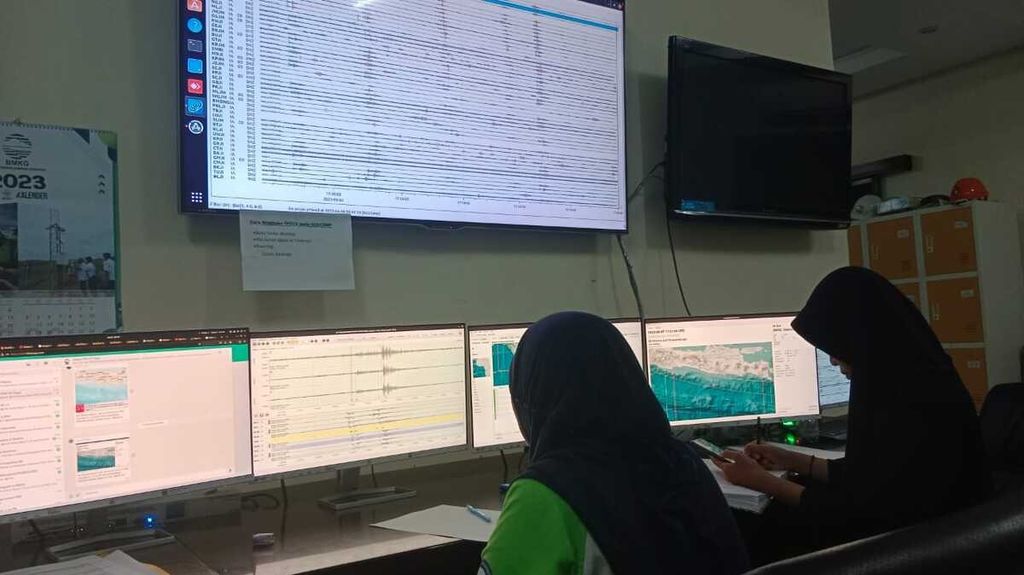 The officers of the Meteorology, Climatology, and Geophysics Agency (BMKG) Class III Geophysics Station in Karangkates, Malang, are currently monitoring an earthquake that occurred in the southwest of Pacitan or the south of DI Yogyakarta on Thursday (8/6/2023) early morning.