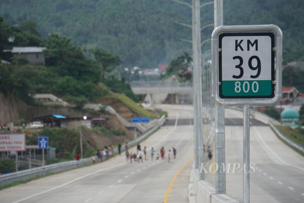 Suasana ujung timur Jalan Tol Manado-Bitung yang terletak tepat di seberang Terminal Peti Kemas Bitung, Sulawesi Utara, Jumat (21/1/2022). Mulai dibangun pada 2016, pembangunan jalan tol sepanjang 39,8 kilometer itu akhirnya rampung dan siap digunakan.