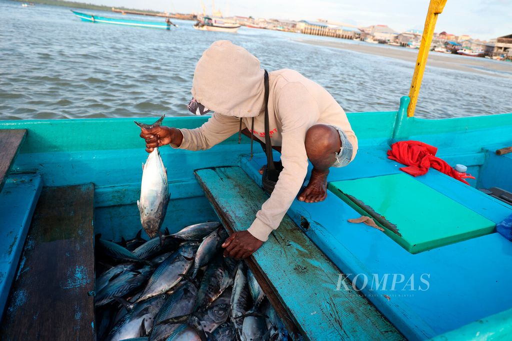 Nelayan membawa hasil tangkapannya untuk dijual ke pasar di Kampung Nelayan Siwalima, Kecamatan Pulau-pulau Aru, Kabupaten Kepulauan Aru, Provinsi Maluku, Senin (25/9/2023). Mereka mencari ikan di sekitar perairan Arafura yang menjadi salah satu lumbung ikan di Indonesia. Kapal penangkap ikan dari berbagai daerah juga beroperasi di perairan Kepulauan Aru. 