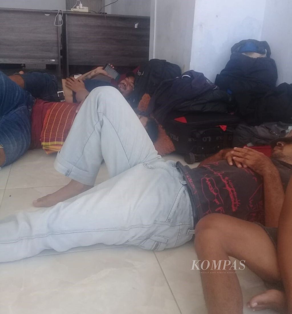 Para calon TKI ilegal yang ditampung di salah satu tempat penampungan di Kupang, Rabu (29/4/2020), digerebek oleh Satgas Pencegahan dan Penanganan PMI Ilegal NTT dan dipulangkan ke daerah asal. 