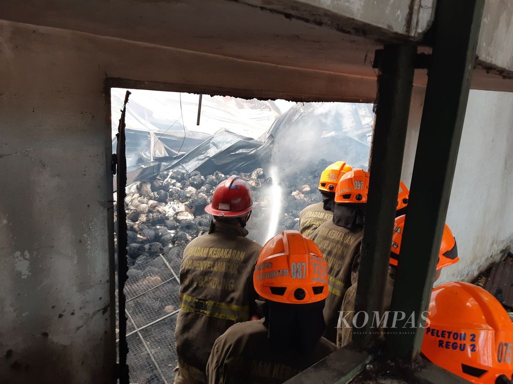 Petugas berjibaku memadamkan api di kawasan pabrik pemintalan kapas milik PT Mandiri Sejahtera Indonesia di Kecamatan Panyileukan, Kota Bandung, Jawa Barat, Rabu (15/11/2023). Sebanyak 15 kendaraan pemadam kebakaran diterjunkan ke lokasi kejadian.
