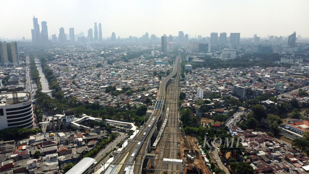 Lanskap Kota Jakarta dengan permukiman yang padat dan gedung-gedung tinggi sebagai latar belakangnya, Selasa (13/6/2023).