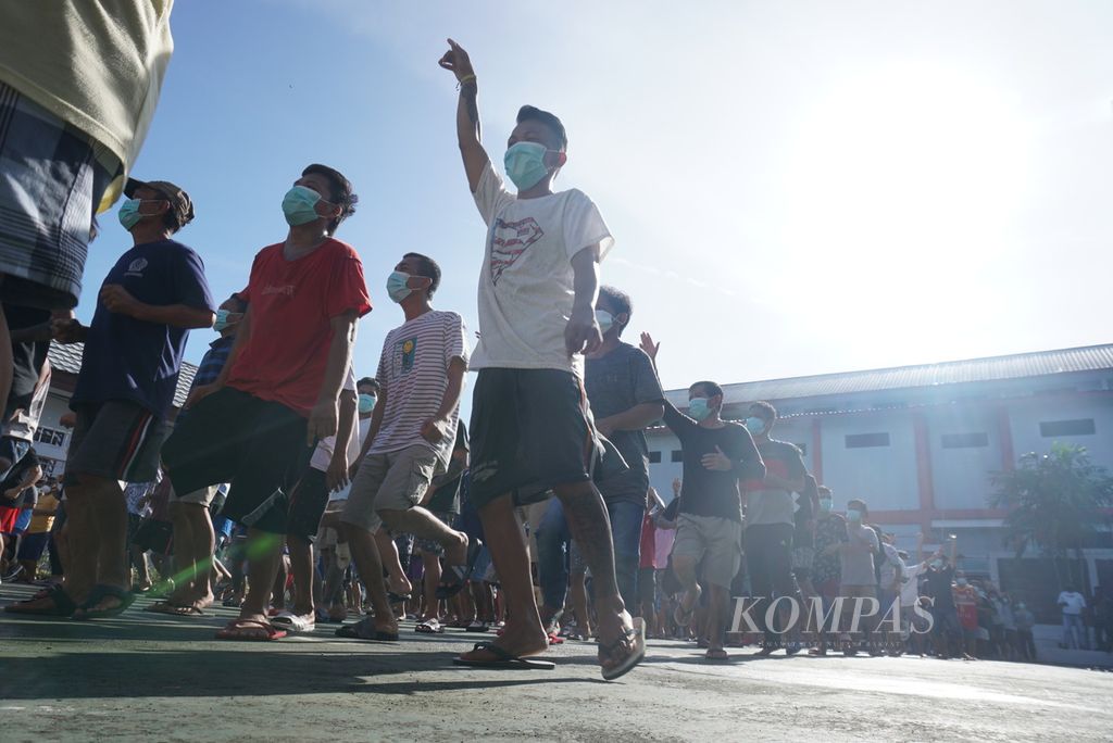 Para warga binaan berjoget dalam gelaran baksos di Rutan Kelas IIA Manado, Sulawesi Utara, Sabtu (5/2/2022).