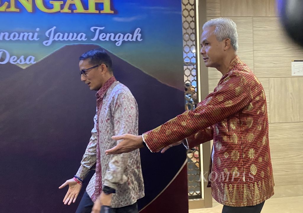 Menteri Pariwisata dan Ekonomi Kreatif Sandiaga Uno (kiri) dan Gubernur Jawa Tengah Ganjar Pranowo bersiap menyampaikan keterangan pers seusai mengikuti rapat Tim Percepatan Akses Keuangan Daerah se-Jateng di Kota Semarang, Kamis (27/4/2023). Dalam kesempatan itu, keduanya mendapat pertanyaan terkait kecocokan mereka maju sebagai capres dan cawapres. Ganjar menyebut keduanya cocok. Adapun Sandiaga tidak berkomentar.