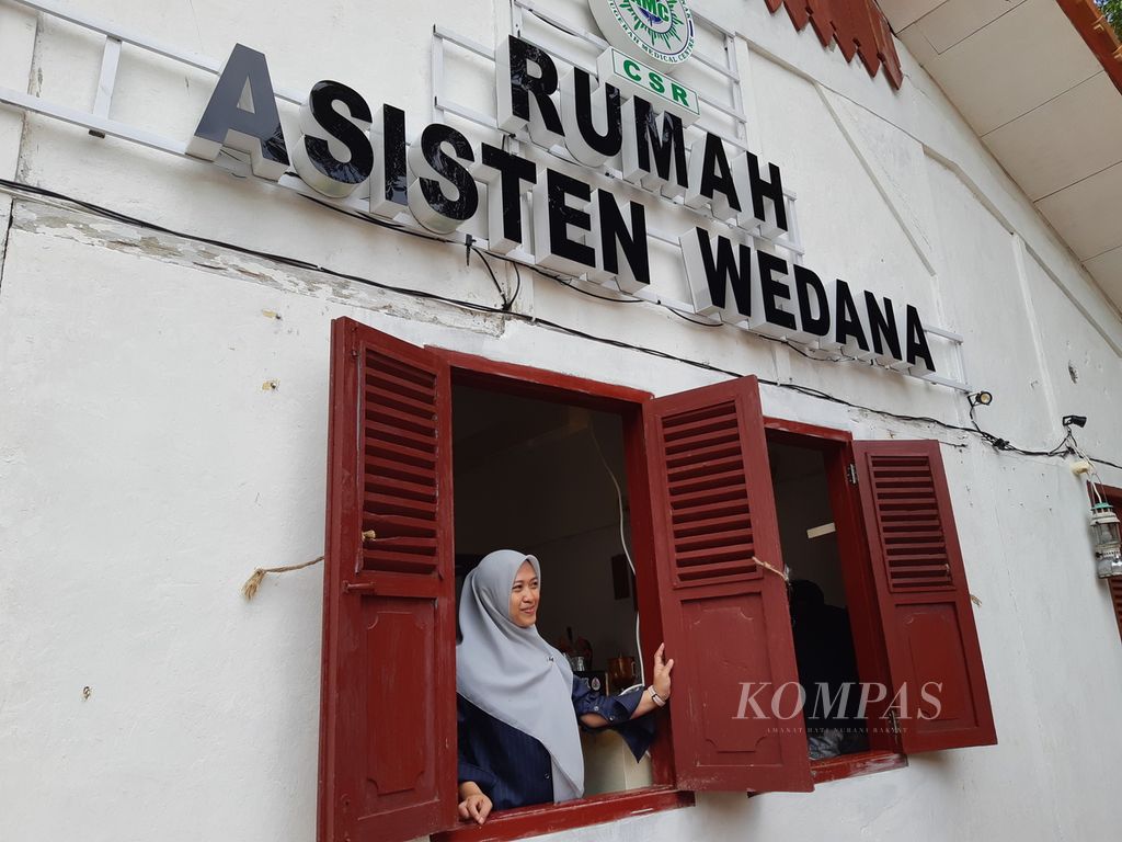 Pengunjung menikmati suasana di Rumah Asisten Wedana, salah satu bangunan cagar budaya di Kota Metro, Lampung, Sabtu (24/2/2024).