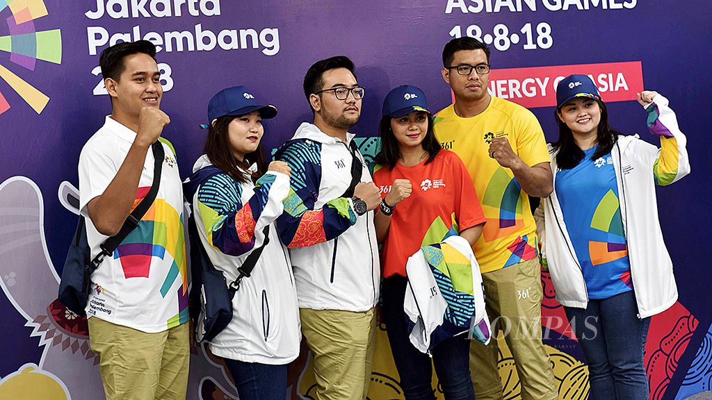 Panitia  Penyelenggara Asian Games Indonesia (Inasgoc) memamerkan seragam sukarelawan Asian Games 2018 di sela konferensi pers pembukaan pendaftaran sukarelawan Asian Games 2018 di Jakarta, Kamis (18/1). Inasgoc membuka perekrutan 11.426 sukarelawan mulai 18 Januari hingga 5 Maret. Sebanyak 1.574 orang sudah direkrut lebih awal pada 18 September-23 Oktober lalu.