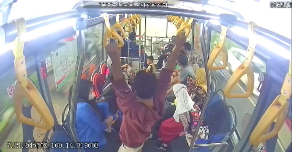 Tangkapan layar dari video kamera CCTV di dalam bus Trans Banyumas menunjukkan seorang laki-laki berjaket merah menempelkan bagian depan celananya kepada seorang perempuan di depannya pada Kamis (6/10/2022).