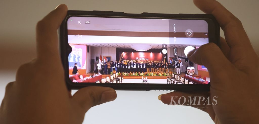 Jajaran ketua dan anggota Komisi Pemilihan Umum (KPU) berfoto bersama dengan Dewan Pimpinan Pusat Partai Garda Perubahan Indonesia (Partai Garuda) di sela-sela pendaftaran partai politik calon peserta Pemilu 2024 di Gedung KPU, Jakarta, Rabu (3/8/2022). 