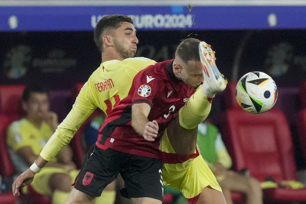 Bek Albania, Mario Mitaj, dan penyerang Spanyol, Ferran Torres, berebut bola dalam pertandingan Grup B Piala Eropa 2024 di Stadion Markus Spiel Arena, Duesseldorf, Jerman, Selasa (25/6/2024) dini hari WIB. 