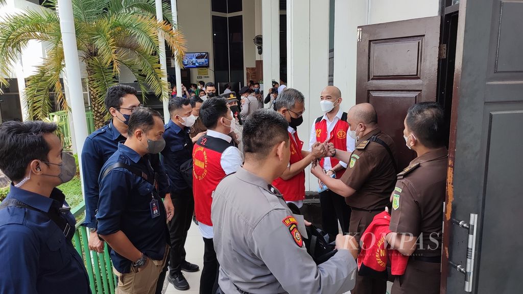 Para terdakwa kasus perintangan penyidikan yang diperiksa sebagai saksi dalam kasus pembunuhan berencana Nofriansyah Yosua Hutabarat di Pengadilan Negeri Jakarta Selatan, Senin (28/11/2022). 