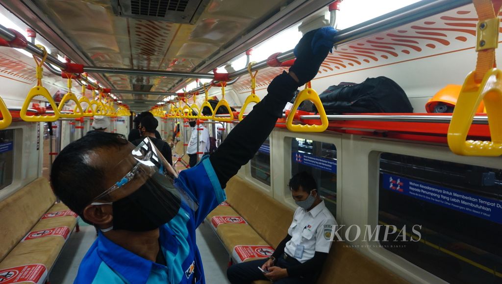 Petugas tengah membersihkan kereta dalam uji coba operasional KRL pada perjalanan dari Stasiun Yogyakarta, Kota Yogyakarta, di DIY menuju ke Stasiun Solo Balapan di Kota Surakarta, Jawa Tengah, Rabu (20/1/2021). 