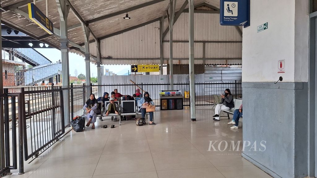 Warga menanti KA Commuterline Bandung Raya di Stasiun Cicalengka, Kabupaten Bandung, Jawa Barat, Sabtu (6/1/2024). KA Bandung Raya ini kembali beroperasi setelah tabrakan yang terjadi sehari sebelumnya.