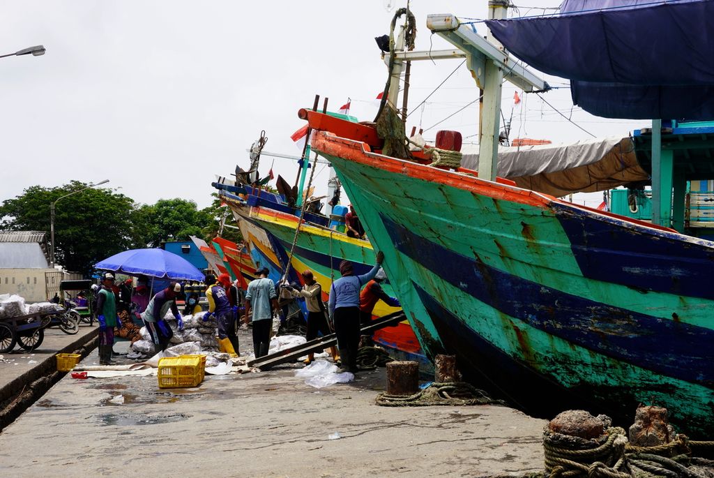 Nelayan cantrang membongkar tangkapannya di Pelabuhan Perikanan Pantai Tegalsari, Kota Tegal, Jateng, Senin (15/2/2021). 