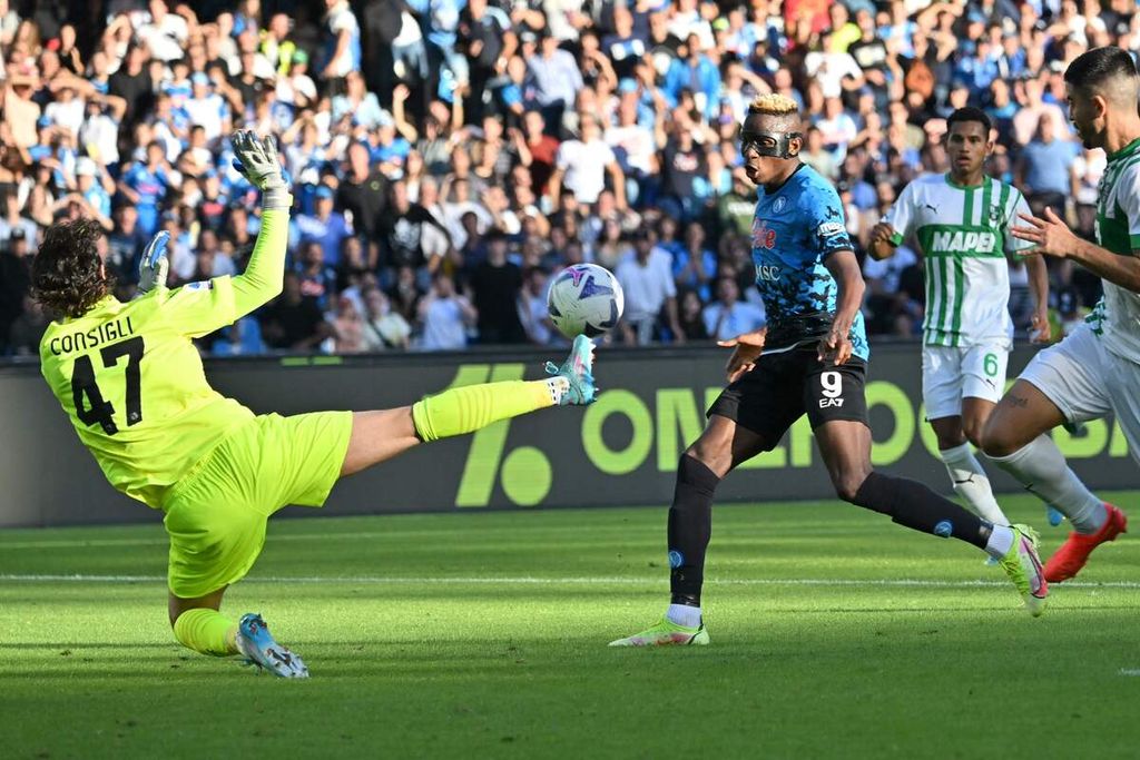 Aksi penyerang Napoli, Victor Osimhen (tengah), saat menendang bola yang menghasilkan gol dalam pertandingan Liga Italia antara Napoli dan Sassuolo di Stadion Diego Armando Maradona, Napoli, Sabtu (29/10/2022). Napoli mengalahkan Sassuolo, 4-0. 
