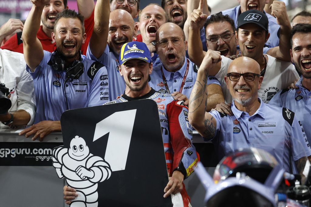 Pebalap Gresini Racing Italia, Fabio Di Giannantonio, merayakan dengan timnya seusai meraih kemenangan pada Grand Prix Moto GP Qatar di Sirkuit Internasional Lusail, di kota Lusail, Senin (20/11/2023) dini hari.  