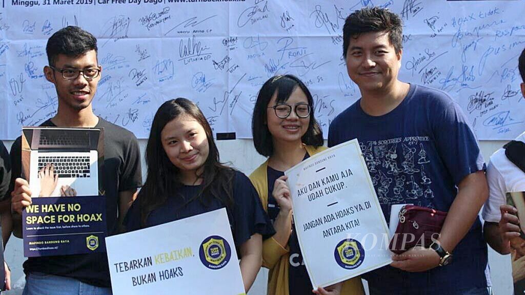 Sejumlah pemuda mengikuti deklarasi “Bandung Anti Hoaks” yang diadakan Masyarakat Anti Fitnah Indonesia (Mafindo) pada kegiatan hari bebas kendaraan bermotor di Jalan Ir Djuanda, Kota Bandung, Jawa Barat, Minggu (31/3/2019).