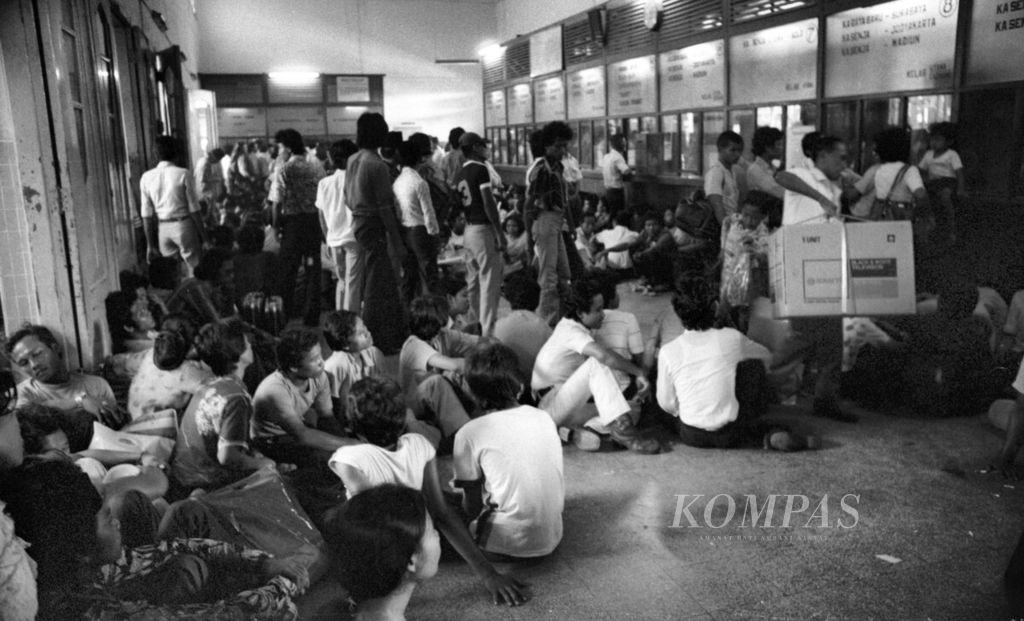 Stasiun Gambir dipadati penumpang yang ingin mudik (3/7/1980). Mereka antre sejak jam 05.00 sedang loket karcis dibuka jam 16.00. Calo pun menggunakan kesempatan dalam kesempitan ini.  