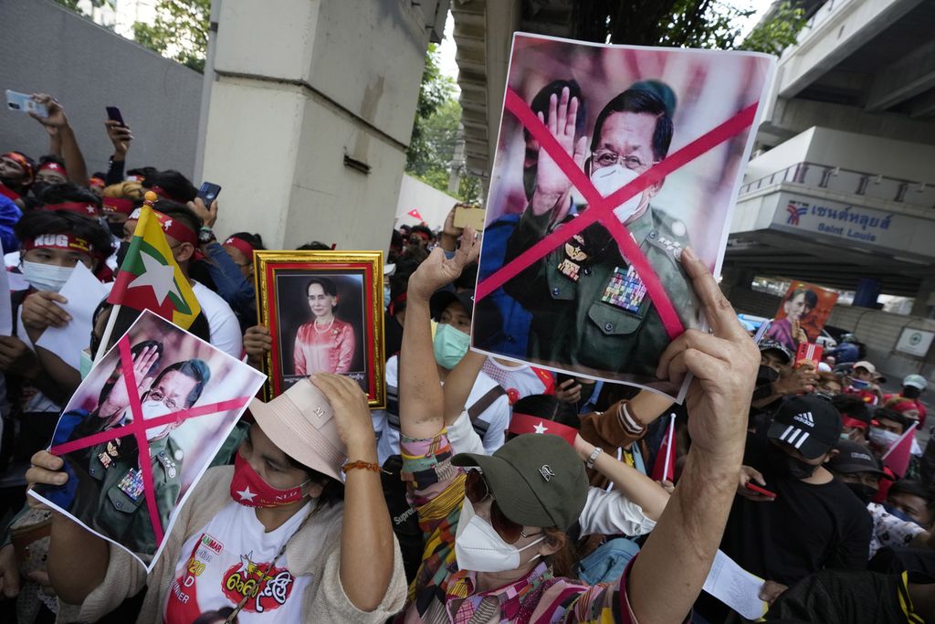 Warga negara Myanmar yang tinggal di Thailand memegang potret Jenderal Senior, Min Aung Hlaing, pada unjuk-rasa memperingati dua tahun kudeta militer di luar Kantor Kedutaan Besar Myanmar di Bangkok, Thailand, Rabu (1/2/2023). (AP Photo/Sakchai Lalit) 