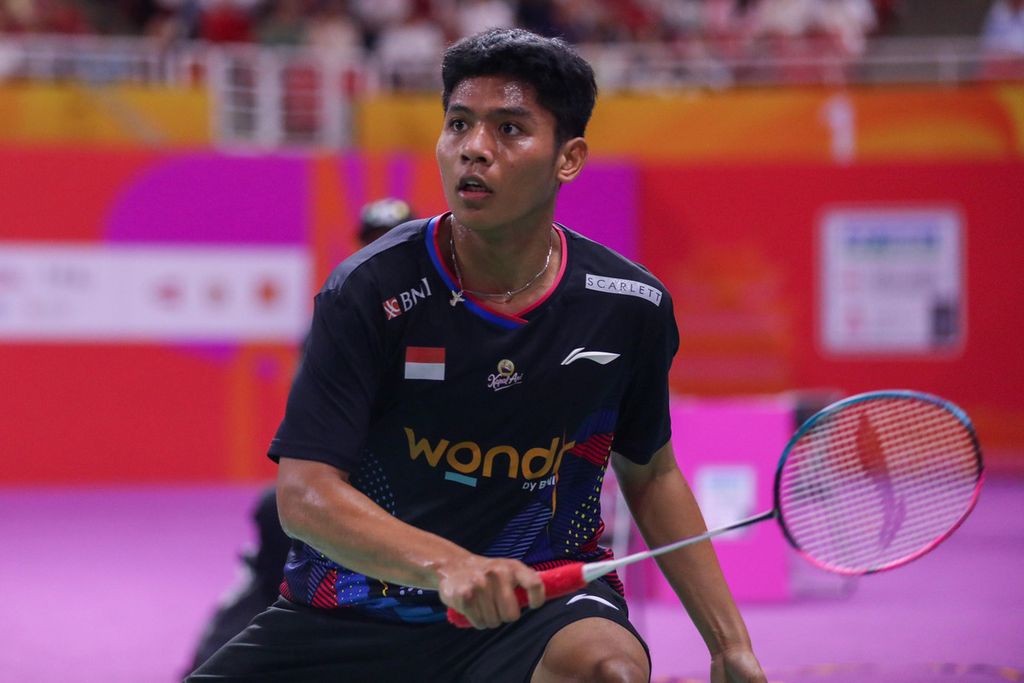 Pemain Indonesia, Mohammad Zaki Ubaidillah, mengembalikan kok ke arah pemain Malaysia, Muhammad Faiq, pada perempat final Kejuaraan Dunia Bulu Tangkis Yunior di Nanchang, China, Jumat (11/10/2024). Zaki menang dengan skor 21-18, 21-15.