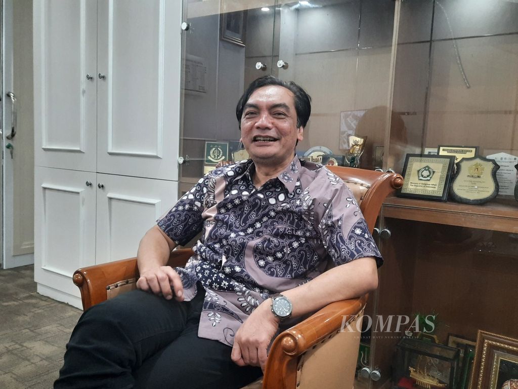 Komisioner Komisi Pemilihan Umum, Yulianto Sudrajat, menjelaskan persiapan logistik Pemilihan Umum 2024 di Kantor KPU, Jakarta, Selasa (30/5/2023). 