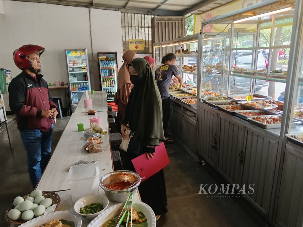 Salah satu rumah makan khas Sunda di Kecamatan Antapani, Kota Bandung, Jawa Barat, Kamis (29/2/2024). Pemilik rumah makan ini menaikkan harga makanan akibat kenaikan harga beras premium dari Rp 16.000 menjadi Rp 18.000 per kilogram.