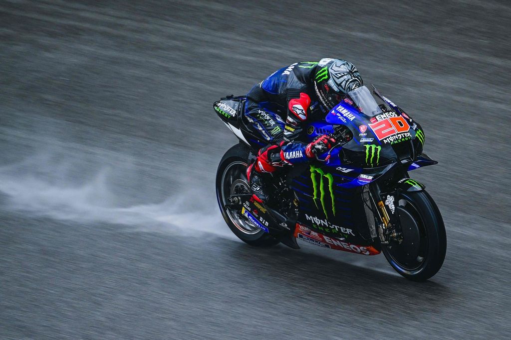 Pebalap Monster Energy Yamaha, Fabio Quartararo, melaju di lintasan basah pada hari kedua uji coba pramusim MotoGP 2022 di Sirkuit Sepang, Malaysia, Minggu (6/2/2022).