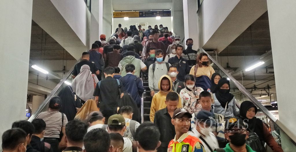 Arus tangga peron 1 sebagai peron baru bagi KRL relasi Bekasi-Kampung Bandan di Stasiun Manggarai, Jakarta, Rabu (20/12/2023). Sejumlah perjalanan KRL di Stasiun Manggarai mengalami perubahan penataan ulang peron penumpang. 
