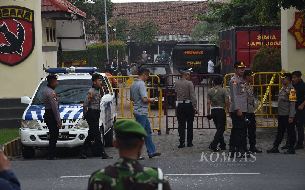 Suasana pascaledakan di markas Detasemen Gegana Satuan Brimob Polda Jawa Timur di Jalan Gresik, Surabaya, Senin (4/3/2024).