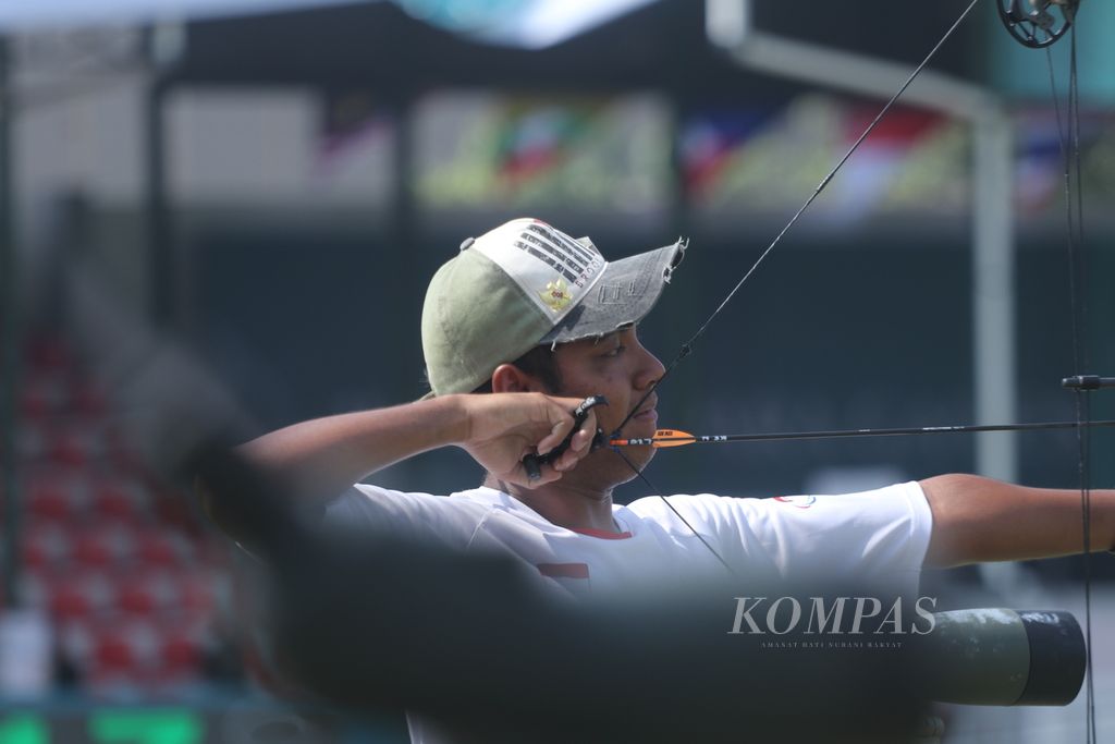 Atlet panahan Paralimpiade Indonesia, Ken Swagemilang, berlatih di arena panahan ASEAN Para Games 2022, Lapangan Kota Barat, Solo, Jawa Tengah, Jumat (29/7/2022). Ken yang tampil di nomor <i>compound </i>klasifikasi berdiri (<i>standing</i>) menjadi salah satu andalan tim panahan Indonesia, selain Kholidin di nomor <i>recurve</i>, untuk meraih target dua medali emas.