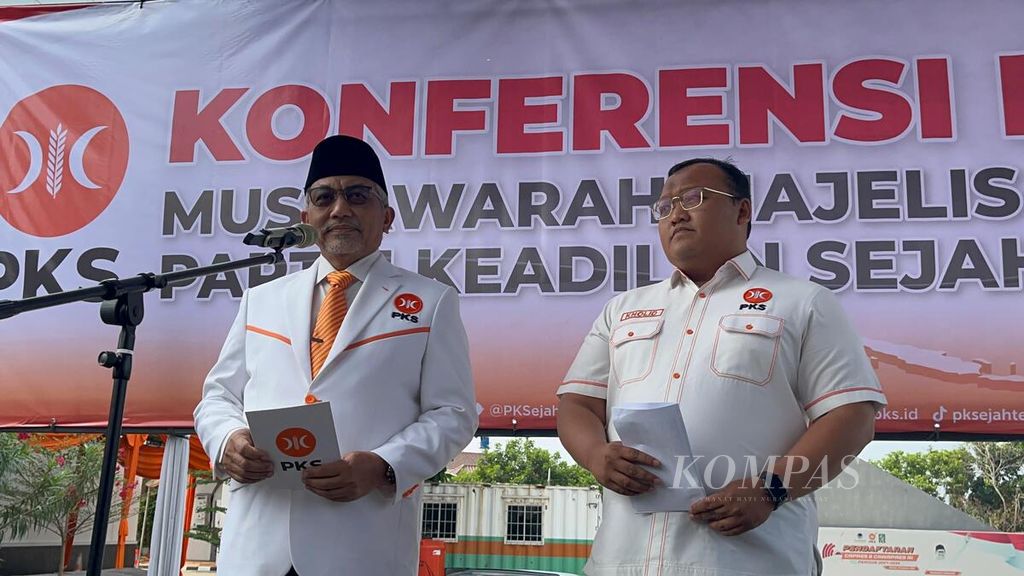 Presiden Partai Keadilan Sejahtera Ahmad Syaikhu (kiri) dan Juru Bicara PKS Muhammad Kholid memberikan keterangan kepada wartawan di DPP PKS, Sabtu (10/8/2024). 