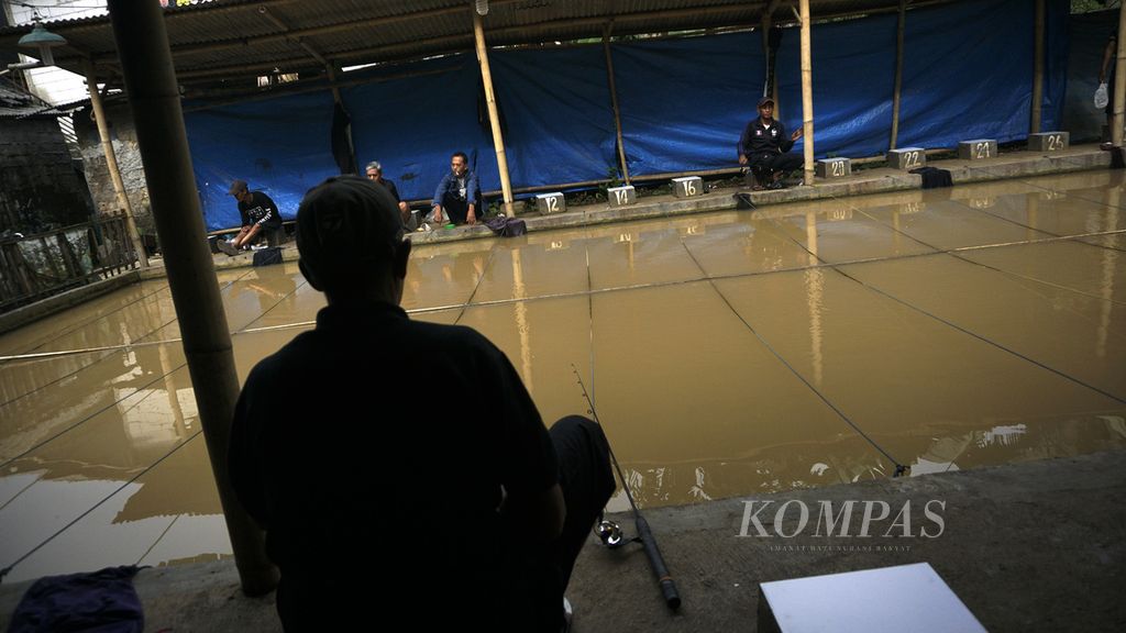 Salah satu kolam pemancingan Yandi, warga Pandansari, Kabupaten Bogor, Jawa Barat, turut keruh akibat terimbas aliran Sungai Cibalok yang tercemar tanah dan lumpur proyek, Jumat (4/2/2022). 