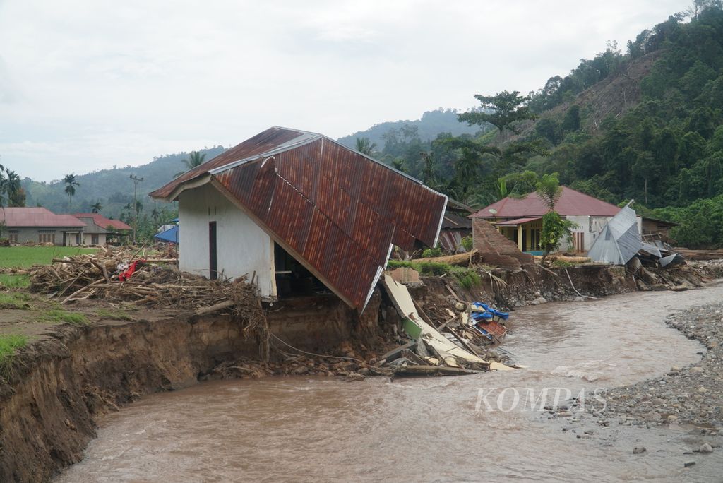 Beberapa rumah warga hancur akibat banjir bandang di Kampung Batu Bala, Nagari Ganting Mudik Utara Surantih, Kecamatan Sutera, Kabupaten Pesisir Selatan, Sumatera Barat, Selasa (12/3/2024). Sebagian warga terpaksa mengungsi berpindah-pindah di rumah keluarga dan tetangga dan bergantung hidup pada bantuan logistik dari luar. Banjir bandang pada Kamis (7/3/2024) malam di nagari tersebut menghancurkan puluhan rumah.