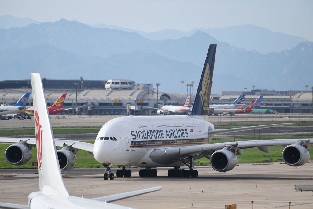 Sebuah pesawat A380 Singapore Airlines bersiap lepas landas di Bandar Udara Beijing, China, 25 Juli 2018. 