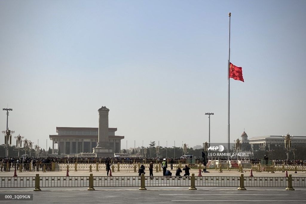 Bendera China berkibar setengah tiang di Lapangan Tiananmen saat upacara tiga menit peringatan nasional mengenang warga yang meninggal akibat Covid-19 di Beijing, 4 April 2020.  