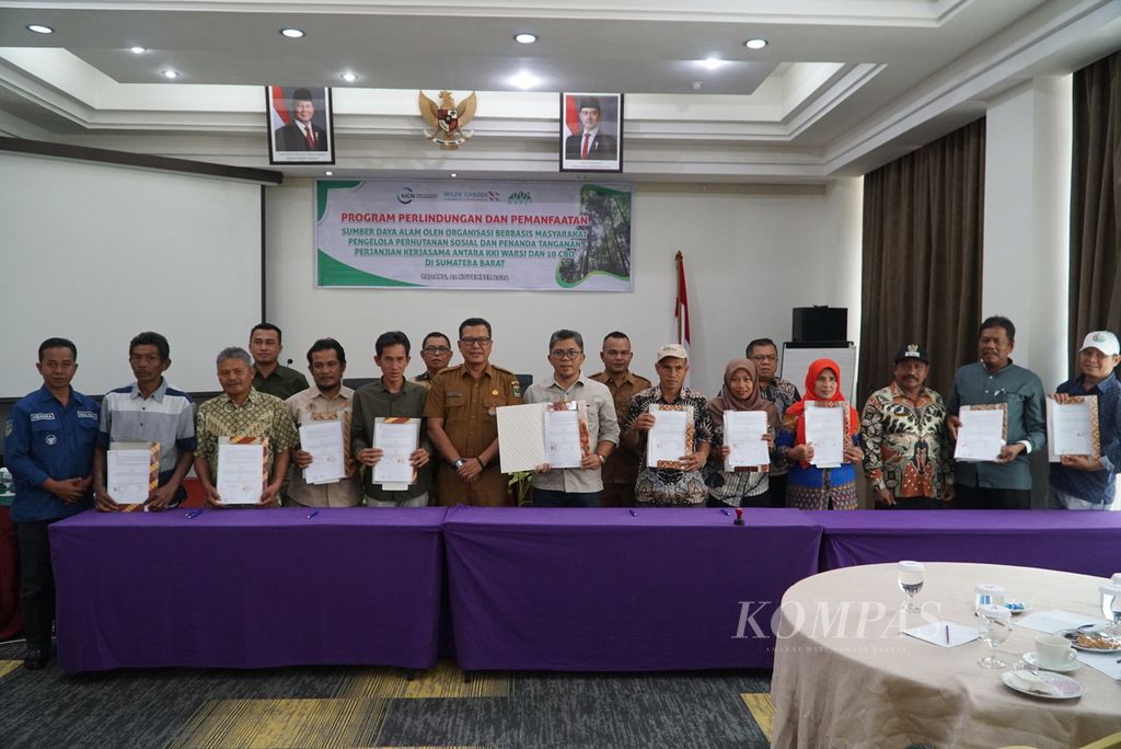 KKI Warsi bersama 10 kelompok perhutanan sosial di Sumatera Barat didampingi Dinas Kehutanan Sumbar berfoto seusai penandatanganan kerja sama di Kota Padang, Sumbar, Senin (11/11/2024).
