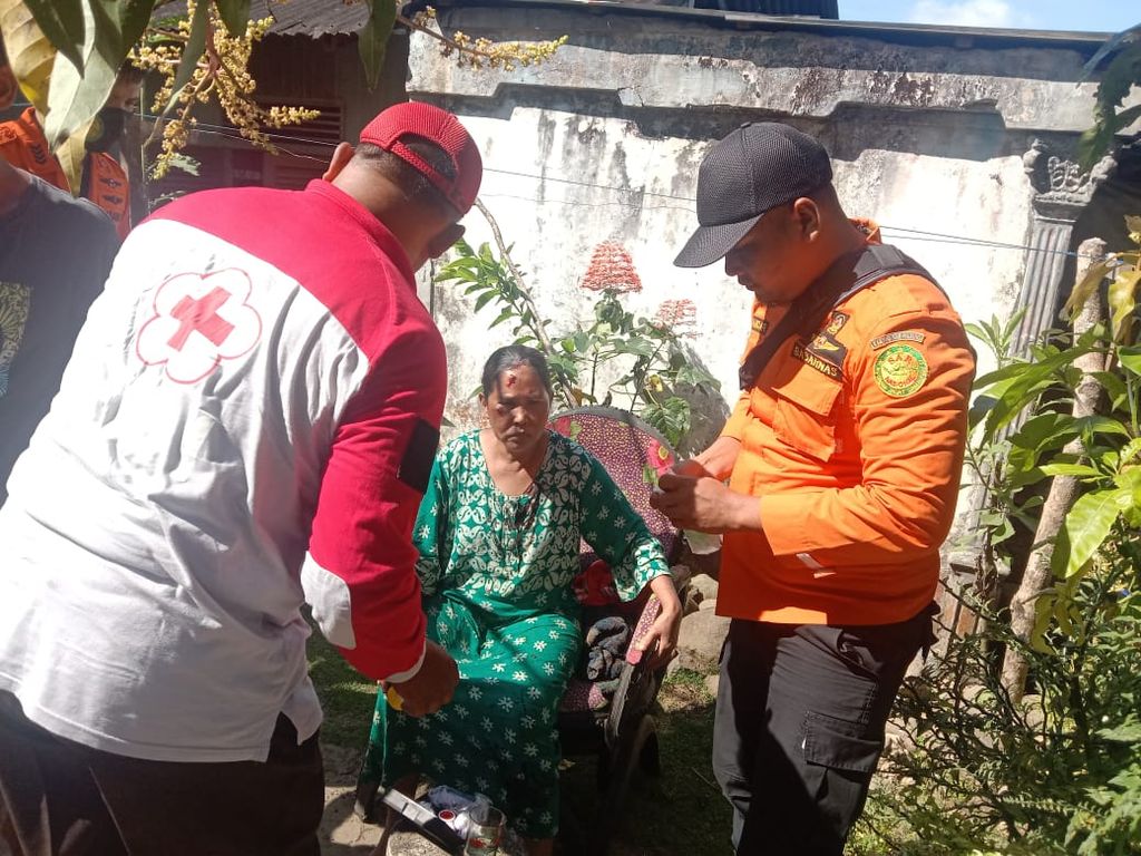 Petugas Pos Basarnas Pasaman mengevakuasi warga luka akibat gempa bermagnitudo 6,1 di Nagari Kajai, Kecamatan Talamau, Kabupaten Pasaman Barat, Sumatera Barat, Jumat (25/2/2022).